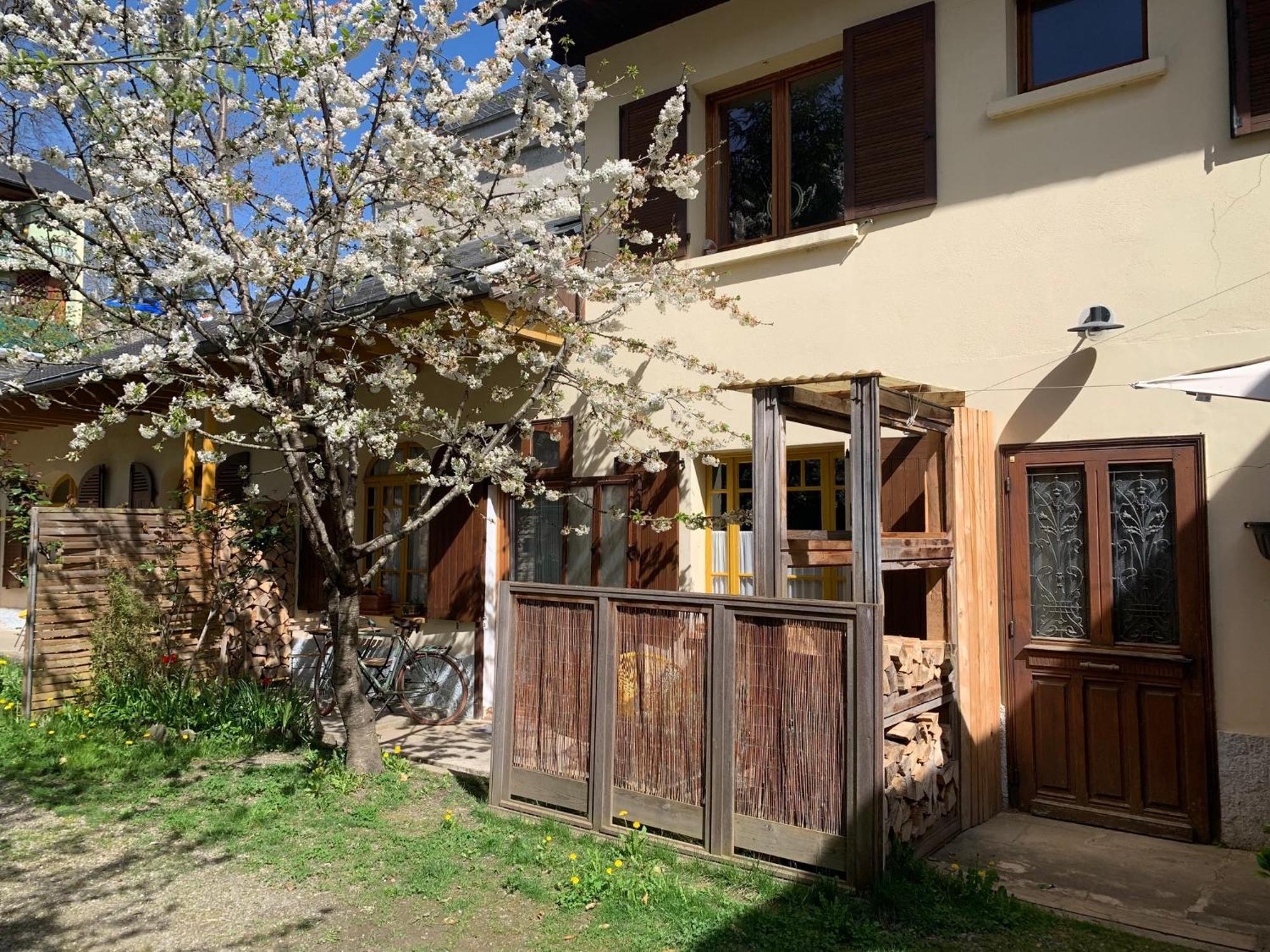 בנרס-דה-ביגור Charmant Appartement Sur Cour, Le Cerisier מראה חיצוני תמונה